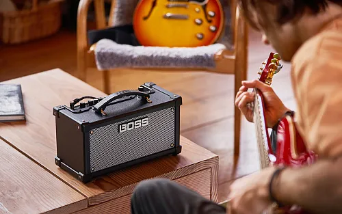 Roland D-Cube-LX Ультрапортативный стерео гитарный комбоусилитель.